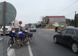 Ba người tháo tấm chống loá, hành hung lãnh đạo huyện bị triệu tập