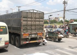 Bé 2 tuổi bị xe container cán qua chân