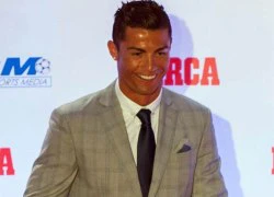 C. Ronaldo khoe da rám nắng khi đi nhận Chiếc giày vàng