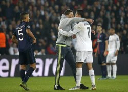 C. Ronaldo ôm CĐV đột nhập vào sân