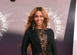 Cha Beyoncé hé lộ tuổi thật của con gái