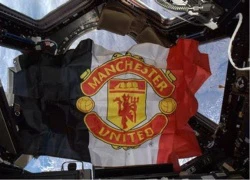 Cờ Man United tung bay trên&#8230; vũ trụ