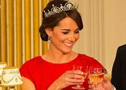 Công nương Kate Middleton đội vương miện đắt tiền đi dự tiệc