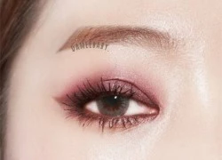 Đánh mắt nhũ đỏ hồng ngả nâu - Xu hướng make up gái Hàn đang mê tít