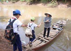 'Đu dây' qua sông để đến trường