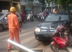 Hà Nội: Ô tô điên đâm hàng loạt xe máy cùng bốt điện trên vỉa hè