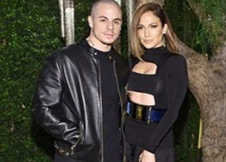 Jennifer Lopez sexy được tình trẻ hộ tống