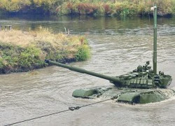 Làm sao để cứu xe tăng T-72 &#8220;chết đuối&#8221; dưới sông?