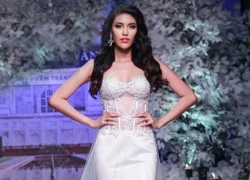 Lan Khuê diện váy cưới xuyên thấu catwalk