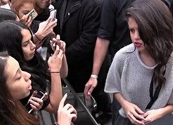 Lộ clip Selena Gomez bực bội khi trò chuyện với fan