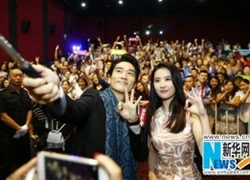 Lưu Diệc Phi - Song Seung Hun đẹp đôi chụp hình "tự sướng" trước rừng fan