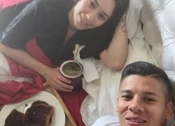 Marcos Rojo tình tứ trên giường trước thảm bại của M.U