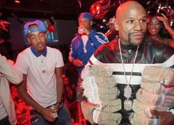 Mayweather ôm hàng chục cọc tiền đi chơi hộp đêm