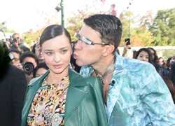 Miranda Kerr bất ngờ bị sàm sỡ trên thảm đỏ