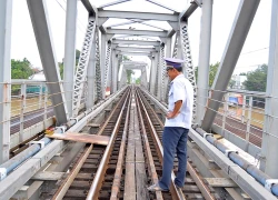 Một thanh niên "cố thủ" trên thành cầu 4 giờ rồi lao vào tàu hỏa