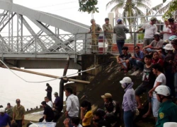 Nam thanh niên rơi từ cầu xuống nóc đoàn tàu