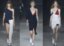 Người mẫu để hở ngực catwalk tại Tuần thời trang Paris