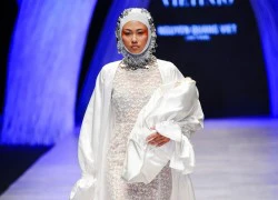 Người mẫu trùm khăn kín catwalk ở Tuần lễ thời trang