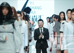 Nhà thiết kế váy vỏ chăn 'vấy máu' lên người mẫu trên catwalk