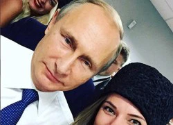 Putin chụp ảnh cùng người mẫu nóng bỏng