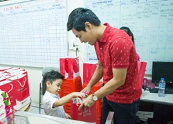 &#8216;Quý tử&#8217; nhà MC Phan Anh đòi bố phải đẻ thêm em bé