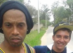 Ronaldinho sầu não selfie cùng fan