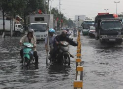 Sài Gòn mưa lớn, &#8216;mù khô&#8217; giảm, đường lại ngập