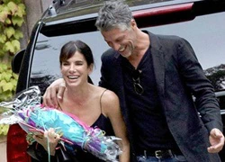 Sandra Bullock lại thổn thức vì yêu ở tuổi 51