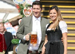 Sao Bayern rạng rỡ cùng 'nửa kia' xinh đẹp ở lễ hội bia Oktoberfest