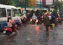 Sau Đà Nẵng, dân Cần Thơ lội nước về nhà sau trận mưa lớn