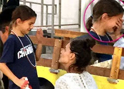 Suri Cruise khóc thổn thức trên sân bóng