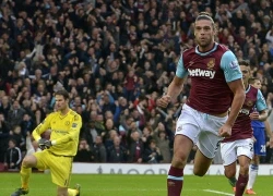 Suýt bị hôn, Carroll chộp chai rượu choảng fan Chelsea