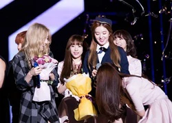 Taeyeon bất ngờ vì được idol nữ tặng hoa