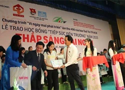 Trao học bổng cho 142 sinh viên nghèo vượt khó khu vực Tây Nguyên