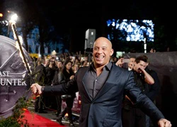 Vin Diesel đem kiếm lửa lên thảm đỏ phim phù thủy