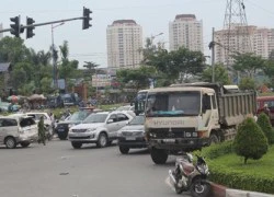 Xe ben húc bay 3 ô tô trên xa lộ Hà Nội