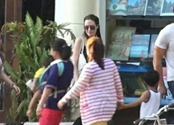 Angelina Jolie ngoái theo trẻ con trên đường phố Campuchia