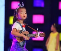 Bé gái 5 tuổi vừa chơi ukulele vừa hát