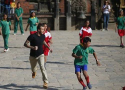 Becks chơi bóng trên đường phố Nepal