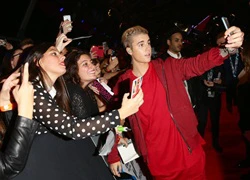 Chụp ảnh selfie cùng Justin Bieber có giá 2.000 USD