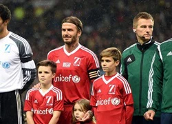 David Beckham vui vẻ ra sân đá bóng cùng các con