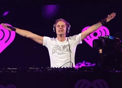 DJ nổi tiếng thế giới Armin van Buuren chào fan Việt