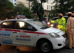 Hà Nội: Tài xế taxi cố thủ trên xe rồi "bỏ của chạy lấy người"