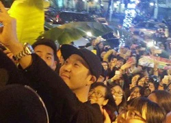 HaHa (Running Man) nhiệt tình selfie, vẫy tay chào fan Việt