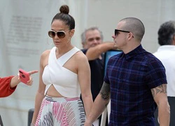 Jennifer Lopez được bồ trẻ hộ tống đi mua sắm cả ngày