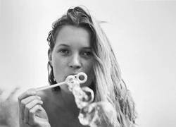 Kate Moss mở triển lãm với rất nhiều ảnh nude