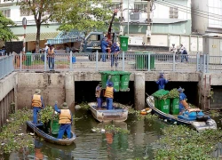 Kênh Nhiêu Lộc hứng 14 tấn rác mỗi ngày