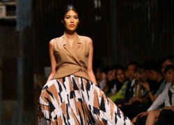 Lan Khuê trình diễn cuốn hút trên sàn catwalk