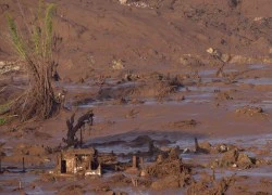 Lũ bùn thải kinh hoàng do vỡ đập ở Brazil