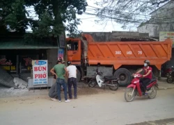 Mất phanh, tài xế bẻ lái cho xe lao vào bên đường